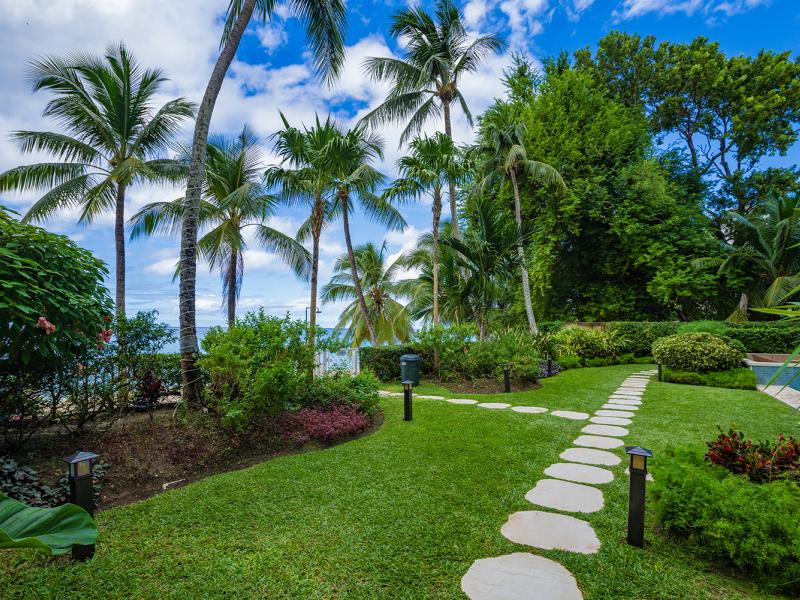 Smugglers Cove Penthouse Apartment 7 , Beachfront villas Barbados , Paynes Bay , St James , West Coast Barbados 