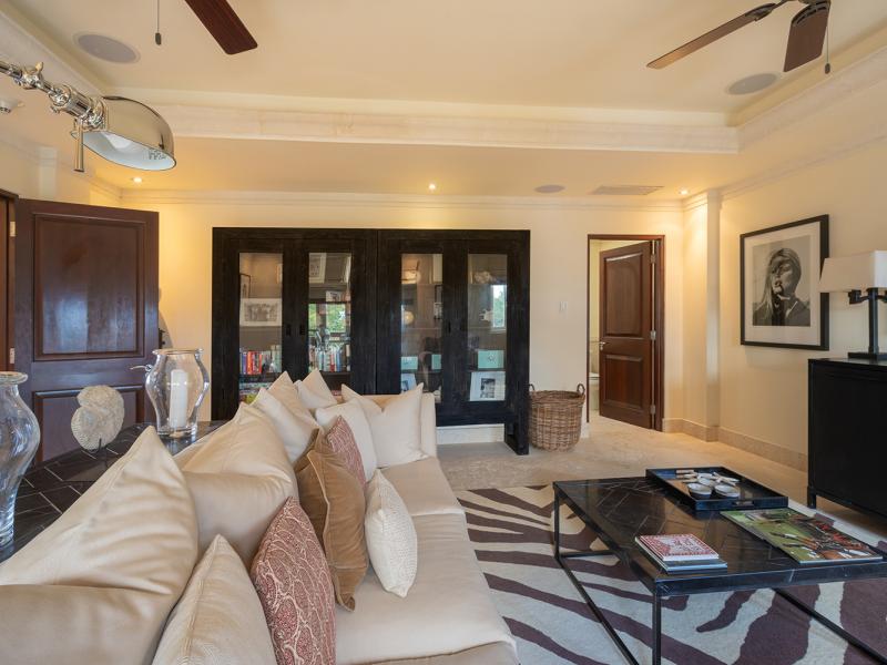 Smugglers Cove Penthouse Apartment 7 , Beachfront villas Barbados , Paynes Bay , St James , West Coast Barbados 