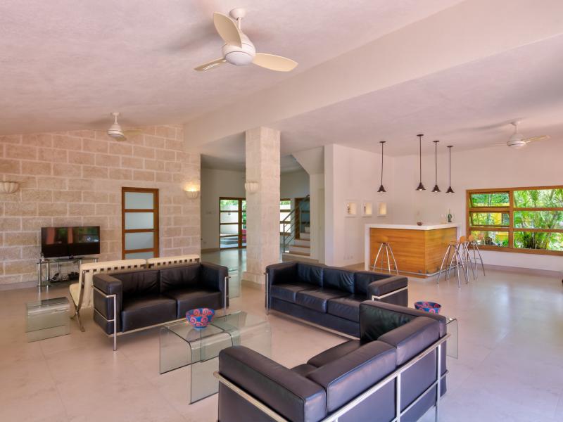 Thespina - Beachfront , St James 