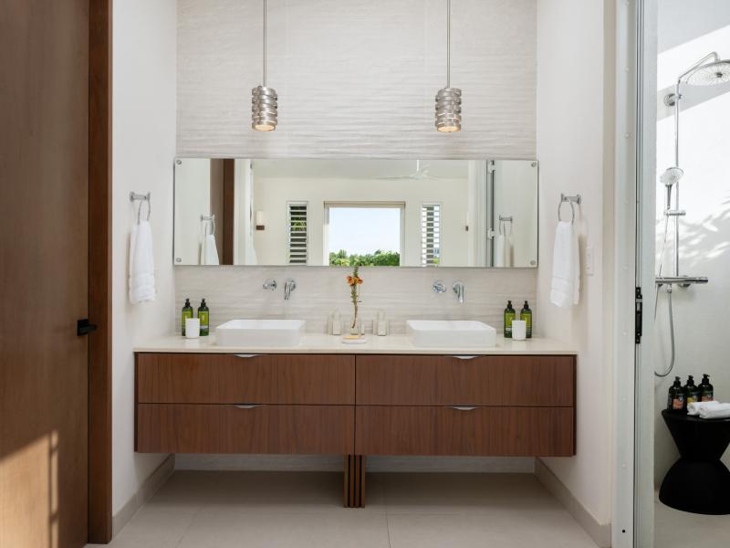 Goldfinger Villa - Beachfront , Long Bay 