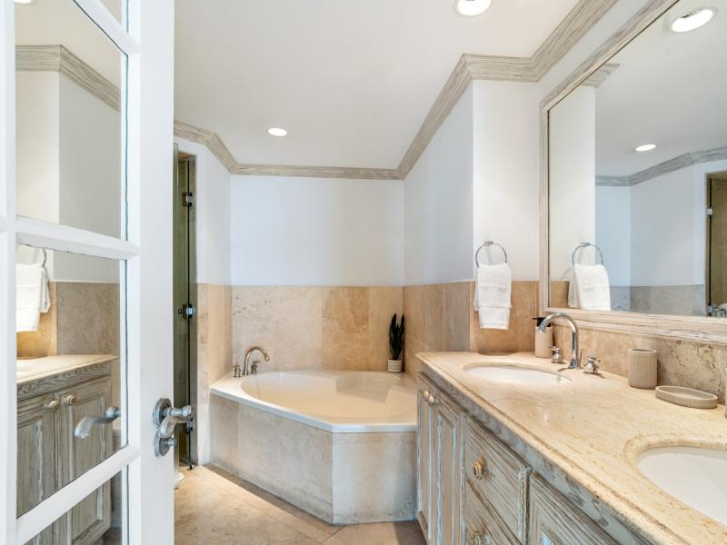 Villas on The Beach 304 , Holetown 